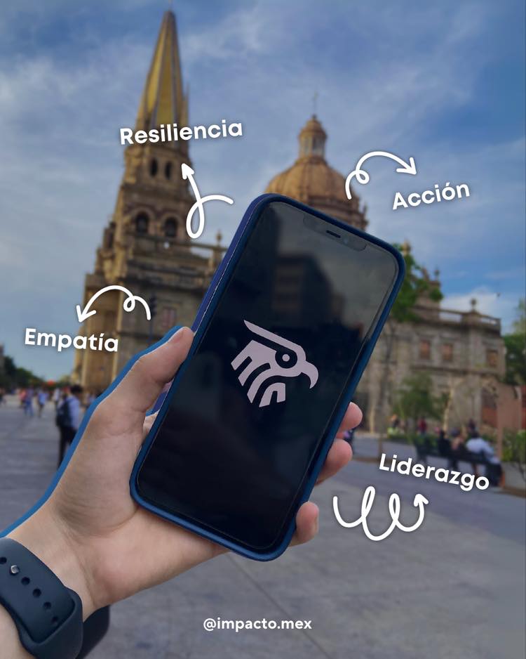 Joven sosteniendo IMPACTO frente a la Catedral de Guadalajara